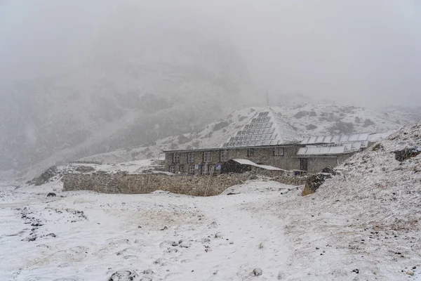 Everest Piramidi veya kar altındaki Uluslararası Piramit Laboratuvarı, Everest Bölgesi 'ndeki Himalaya Dağları' nı kaplamıştır..