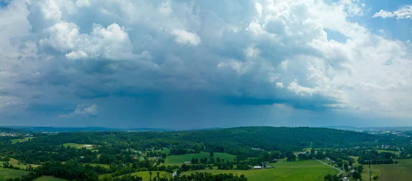 宾夕法尼亚兰开斯特县农村农田上空聚集的风暴云的空中图像 — 图库照片