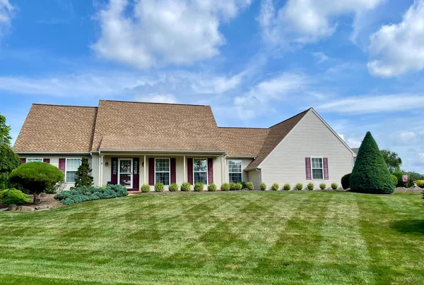 Lancaster Pennsylvania July 2022 Nicely Striped Mown Green Lawn House — 스톡 사진