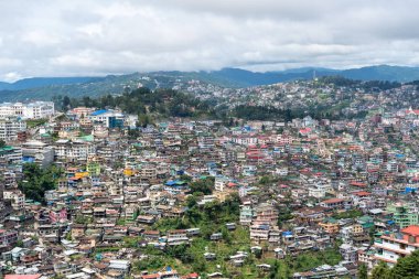 Kohima, Nagaland şehrinin yüksek açılı manzarası Hornbill Festivali 'nin evi..