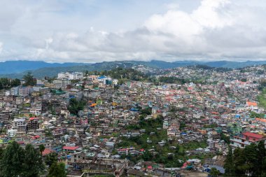 Kohima, Nagaland şehrinin yüksek açılı manzarası Hornbill Festivali 'nin evi..