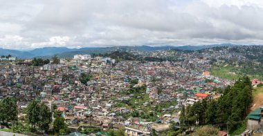 Nagaland 'daki Kohima şehrinin panoramik yüksek açılı manzarası ve Hornbill Festivali' nin evi..
