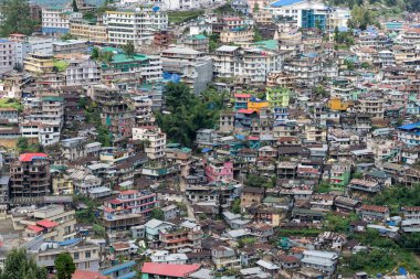 Kohima, Nagaland şehrinin yüksek açılı manzarası Hornbill Festivali 'nin evi..
