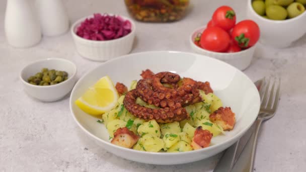 Salada Quente Com Polvo Batatas Tomates Repolho Vermelho Azeitonas Alcaparras — Vídeo de Stock