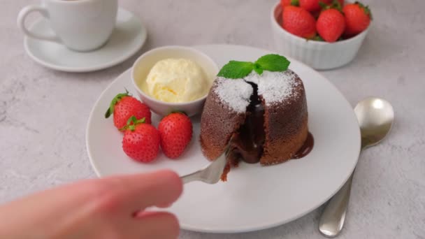 Lava Cake Met Druppelende Vulling Chocolade Fondant Cake Met Vanille — Stockvideo