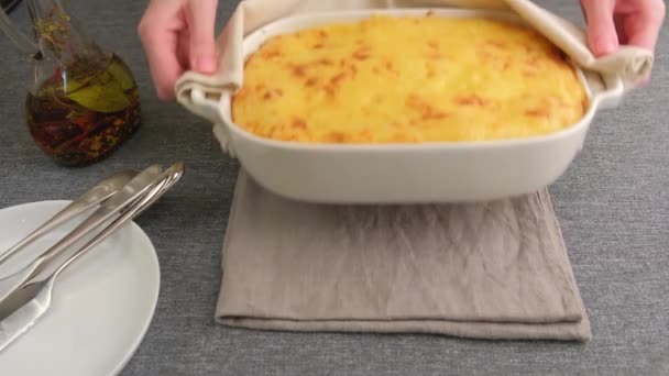 Moussaka Med Kött Aubergine Tomater Potatis Bechamelsås Och Ost Vit — Stockvideo