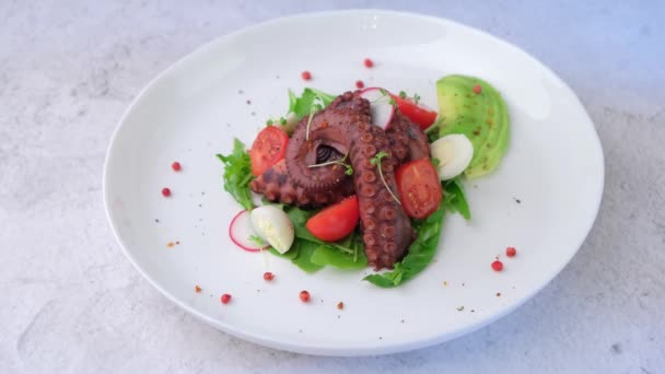 Warm Salad Octopus Cherry Tomatoes Avocado Arugula Quail Eggs Radish — Vídeo de Stock