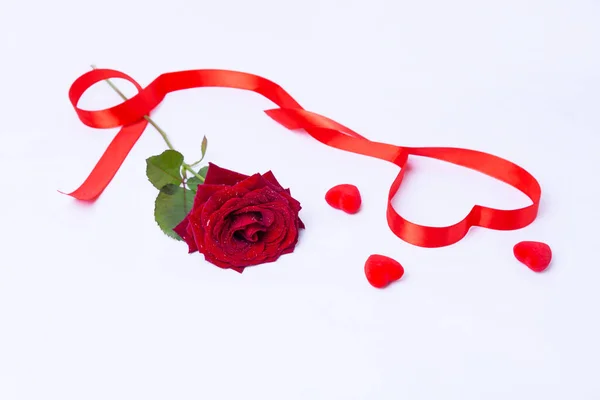 红玫瑰 带和心脏在白色的背景上 情人节 母亲节 国际妇女节 特写镜头 有选择的重点 — 图库照片
