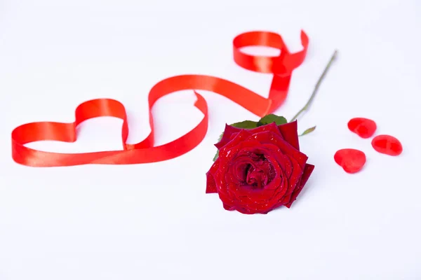 红玫瑰 带和心脏在白色的背景上 情人节 母亲节 国际妇女节 特写镜头 有选择的重点 — 图库照片