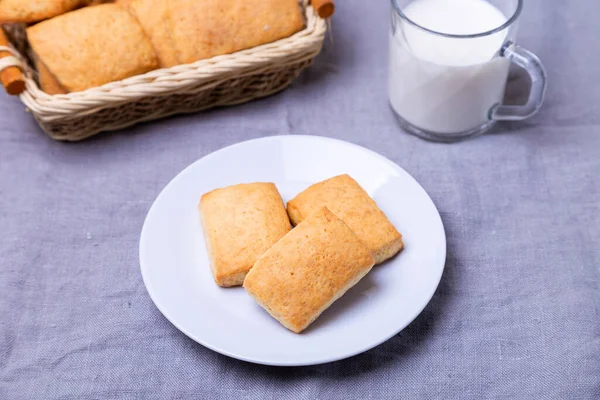 Des Biscuits Sur Une Assiette Blanche Arrière Plan Panier Cookies — Photo