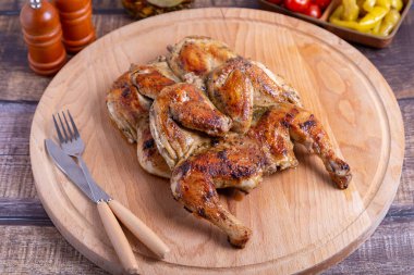 Tahta tahtada kiraz domatesli tavuklar ve pepperoni. Geleneksel Gürcü yemeği. Yakın plan..