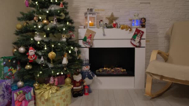 Ozdobiona Choinka Nowy Rok Boże Narodzenie Prezenty Pudełkach Torbach Posągi — Wideo stockowe