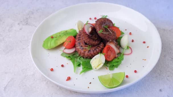 Warm Salad Octopus Cherry Tomatoes Avocado Arugula Quail Eggs Radish — Stockvideo