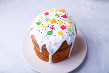 Şekerli meyveli Paskalya pastası. Geleneksel Paskalya pastası. Paskalya tatili. Yakın plan..