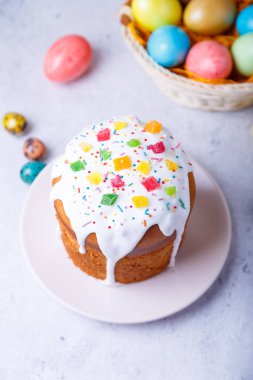 Şekerli meyveli ve renkli yumurtalı Paskalya pastası. Geleneksel Paskalya pastası. Paskalya tatili. Yakın plan..