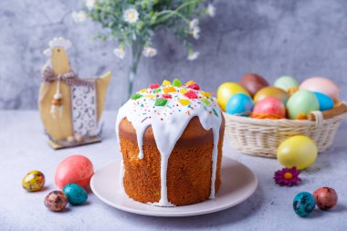 Şekerli meyveli ve renkli yumurtalı Paskalya pastası. Geleneksel Paskalya pastası. Paskalya tatili. Yakın plan..