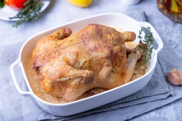 Vollgebackenes Hühnchen Meersalz Hausmannskost Traditionelles Gericht Nahaufnahme — Stockfoto