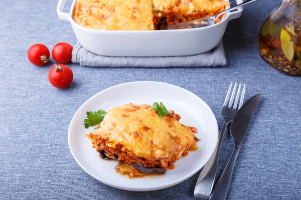 Moussaka Avec Viande Aubergine Tomates Pommes Terre Sauce Bechamel Fromage — Photo