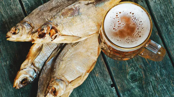Becher Bier Und Getrockneter Fisch Auf Holzuntergrund Panorama Blick Von — Stockfoto