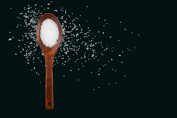 Holzlöffel Mit Weißem Salz Über Einem Dunklen Holztisch — Stockfoto