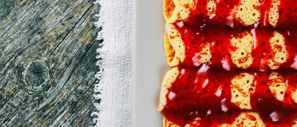 Crêpes Avec Confiture Fraises Sur Une Assiette Sur Fond Bois — Photo