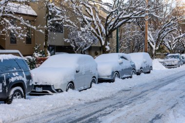 Vancouver, Kanada - 2021 dolaylarında: Noel karından sonra karın altında kalmış arabalar