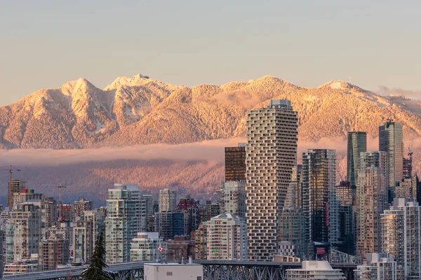Vancouver, Canada - Circa 2021 : Downtown Vancouver with snowy mountain backdrop — Stockfoto