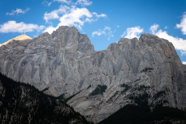 Cime Montagna Contro Uno Sfondo Cielo Blu Immagine Stock