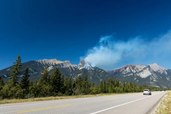 Fumo Incendio Boschivo Sul Fianco Una Montagna Foto Stock