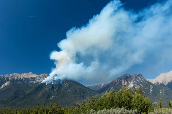 Humo Incendio Forestal Lado Una Montaña Imagen De Stock