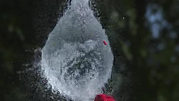 Balão Com Água Soprando Perto Câmera Lenta — Vídeo de Stock