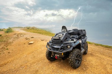 Kafkasya, Rusya - 10 Ağustos 2021: BRP Kafkasya dağlarında dört tekerli bisiklet. ATV ve SSV seyahat macerası ve doğa keşfi kavramı