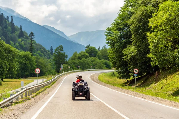 Cáucaso Rússia Agosto 2021 Casal Capacetes Dirige Atv Nas Montanhas Imagem De Stock