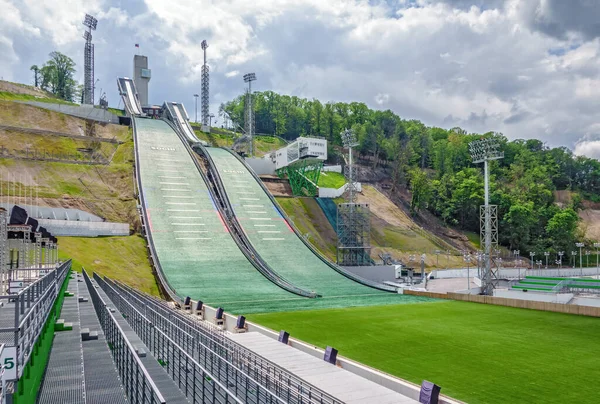 俄罗斯索契 2014年5月23日 2014年冬季奥林匹克运动会的滑雪跳跃比赛在克拉斯纳亚波利亚纳邦的俄罗斯滑雪戈尔基跳跃中心举行 阳光明媚的夏日里滑雪跳跃的景致 — 图库照片