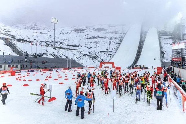 Sochi Rússia Fevereiro 2013 Esquiadores Nórdicos Preparam Para Começar Correr Imagem De Stock