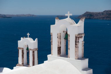 Yunanistan 'ın Santorini adasında kilisesi olan Oia kasabası manzarası. Yaz tatili, tatil konsepti, lüks seyahat. Harika bir manzara, beyaz mimari. İnanılmaz bir yer.