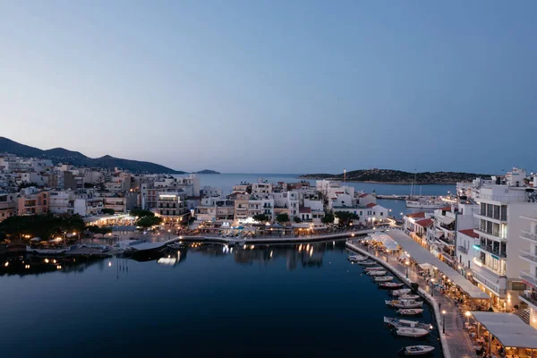 Yunanistan 'ın Girit adasındaki küçük Agios Nikolaos kasabası ve Voulismeni gölünün güzel manzarası. Rıhtımda yoğun turizm hayatı olan bir yer. Kafesi, restoranları, tekneleri ve dağları olan bir yer.