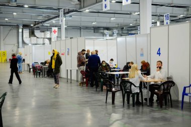 Kiev, Ukrayna - Kasım 2021: Aşı merkezinde Coronavirus COVID-19 'a karşı nüfusun aşılanması. Aşı kuyruğunda olan insanlar, nüfusun aşılanması.