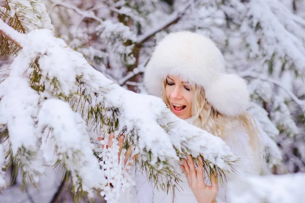 Retrato Una Joven Hermosa Mujer Parque Cubierto Nieve Vestido Blanco — Foto de Stock