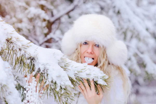 Porträt Einer Jungen Schönen Frau Einem Verschneiten Park Weiß Gekleidet — Stockfoto