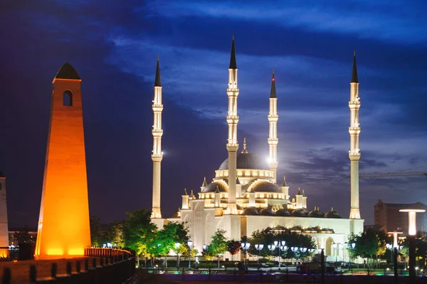 Grozny Oroszország Július 2021 Mecset Csecsenföld Szíve Hátterében Éjszakai Város Stock Kép