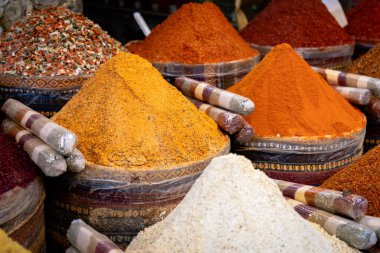 Markette baharat ve baharatlar. Türkiye 'nin İstanbul kentindeki baharat pazarında renkli baharat ve egzotik otlar sergileniyor. Bokeh ile seçmeli odak
