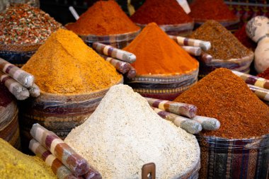 Markette baharat ve baharatlar. Türkiye 'nin İstanbul kentindeki baharat pazarında renkli baharat ve egzotik otlar sergileniyor. Bokeh ile seçmeli odak
