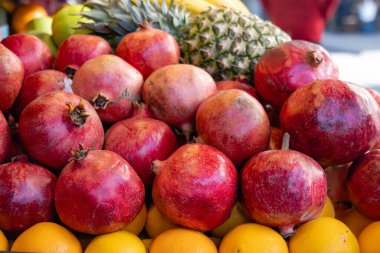 Nar ve tropikal meyveler, muzlar, ananaslar, limonlar, turunçgiller pazarda sergileniyor. Meyve suyu, meyve salatası ve meyve suyu için taze organik meyveler