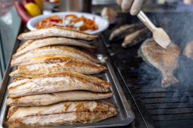 İstanbul 'da ızgara balık. Türkiye 'nin popüler sokak yemekleri için ızgara uskumru, Türk bir balık sandviçi olan Balik Ekmek.