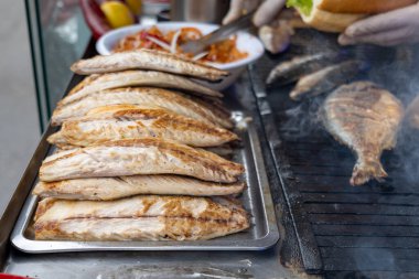 İstanbul 'da ızgara balık. Türkiye 'nin popüler sokak yemekleri için ızgara uskumru, Türk bir balık sandviçi olan Balik Ekmek.