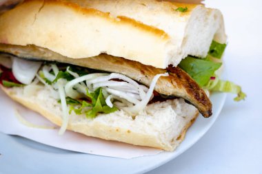 Türkiye 'nin İstanbul kentinde popüler bir sokak yemeği olan uskumrulu Türk balık sandviçi Balik Ekmek