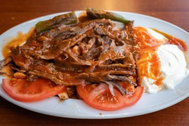 İskender kebabı ya da İskender Doner, Türkiye 'nin Bursa bölgesinde bulunan ünlü bir Türk kebabıdır. Türk mutfağı fotoğrafı