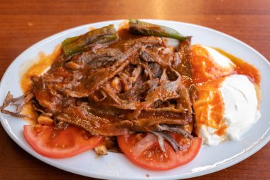 İskender kebabı ya da İskender Doner, Türkiye 'nin Bursa bölgesinde bulunan ünlü bir Türk kebabıdır. Türk mutfağı fotoğrafı