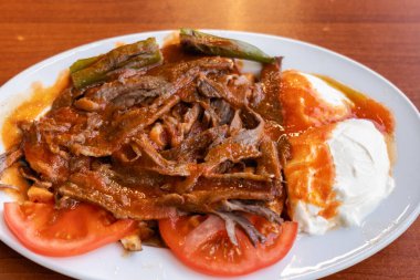 İskender kebabı ya da İskender Doner, Türkiye 'nin Bursa bölgesinde bulunan ünlü bir Türk kebabıdır. Türk mutfağı fotoğrafı